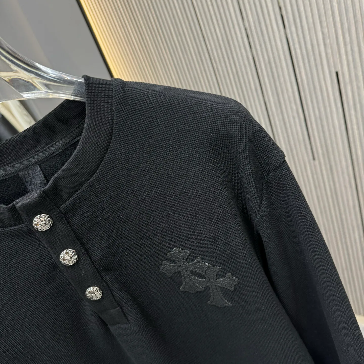 🅿️270 25 New Style🆕Come Hearts Cross Long Sleeve Autumn and Winter King! Chest pockets, collar and cuffs with high weight threads, custom-woven and dyed 330g double yarn waffle fabric, cross steel buckle tags and other accessories are all in the correct version, super conspicuous, super good-looking and super atmospheric, same style for men and women! The overall upper body highlights fashion and individuality, and it is a recommended T-shirt for couples to wear together!! Color: black/white 04 Size: S-XXL